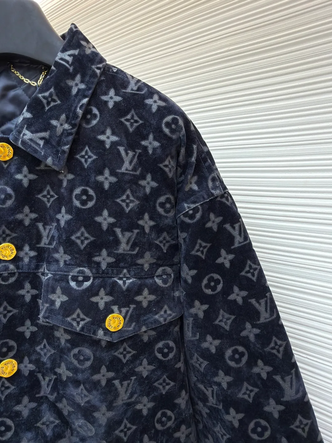 LOUIS VUITTON bonfire flocked denim jacket ●Original version: purchased and developed by 29909 ●Item number: 1681698-D90 ●Fabric: jacquard flocked denim fabric ●Technology: Shaohua production ●Version: fitted version ●Weight: about 1345 grams ●Size: 46-48-50-52 ●Description: Jacquard flocked denim fabric using twill weave. The texture is thick and the twill texture and clear lines have been properly processed. The fabric is custom-dyed and spun yarn is flocked, with the classic presbyopia pattern throughout. The entire piece of garment is cut using infrared laser positioning. The body is cut by hand to match the pattern. The pieces are cut and positioned to match the pattern. The entire width of the garment is fixed with single-needle embroidery in thick lines. From the waistband, trouser pockets, and pockets, all are made to high-end sewing standards, and multiple processes are exclusively developed and customized, resulting in huge fabric losses. Each piece is made by a master with rich washing experience. He uses gauze to dip acrylic paint and apply it evenly on the flocking surface by hand according to the original positioning method. The dyeing time is controlled, and the scrap rate of defective products is extremely high. Each large piece presents a unique fire cloud effect. The overall wiring is straight and delicate, the fabric is comfortable and soft, and the color is consistent without color difference. It can be matched with the same style to create a fashionable look and control various occasions. Customized accessories, complete with three standards, same style for men and women!